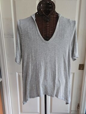 Gyft  Light Gray And White Ribbed V-Neck Tee With Hoodie